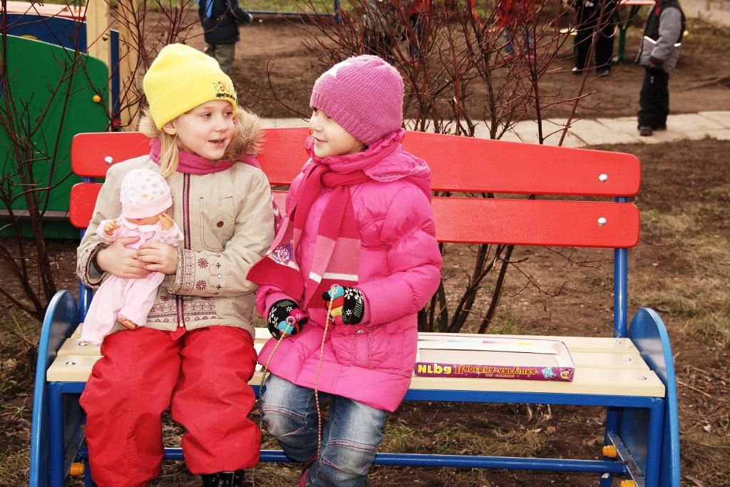 Детская скамейка СКИФ с детьми